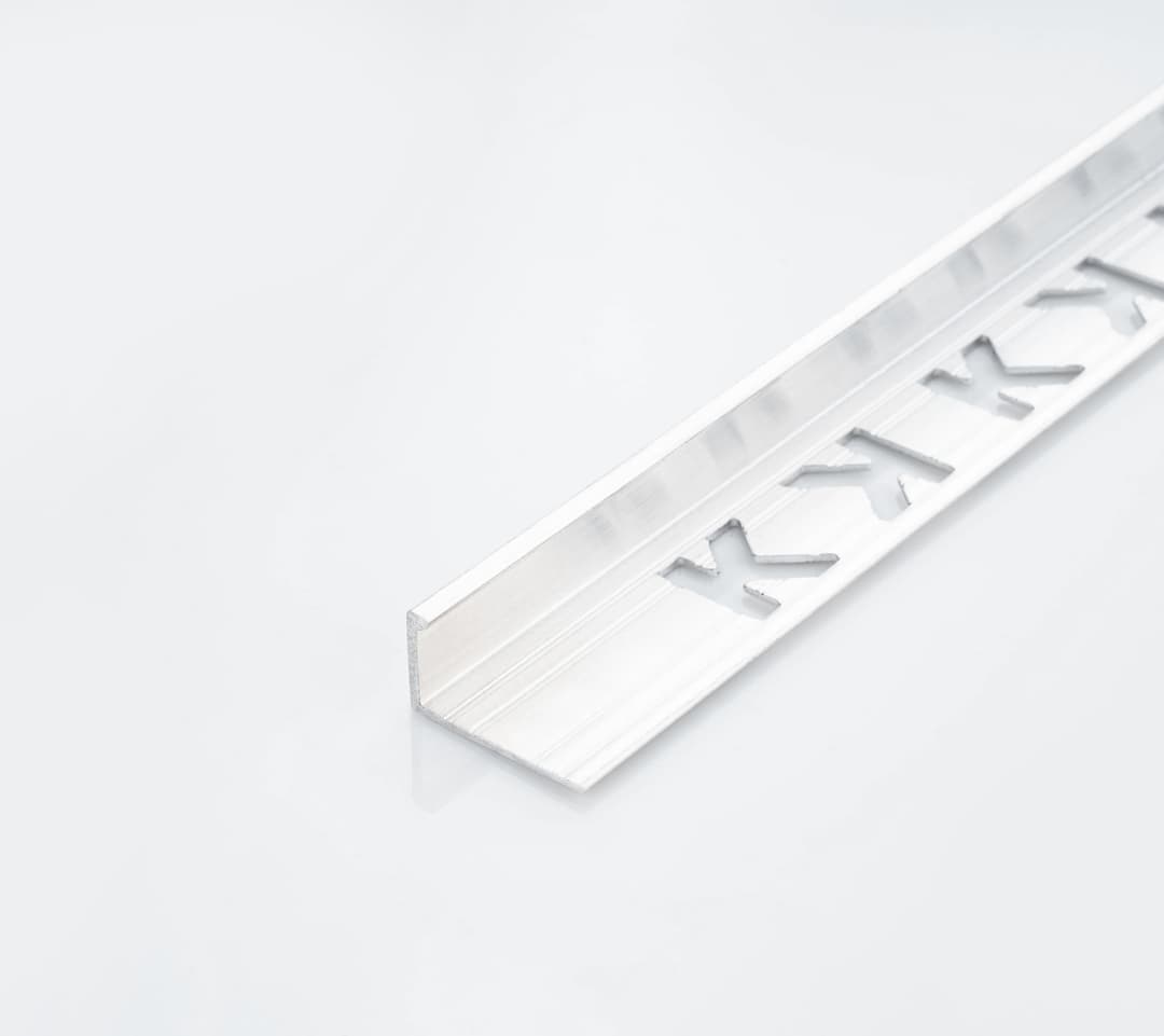 PERFIL ALUM. ¨´L´´ 10mm x 2,5 Mt NAT. "KLOSS"  (5)